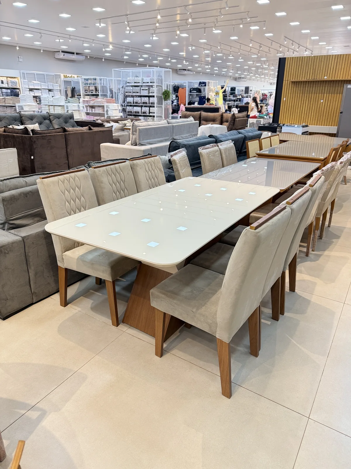 Mesa de jantar grande com cadeiras estofadas na Maranata