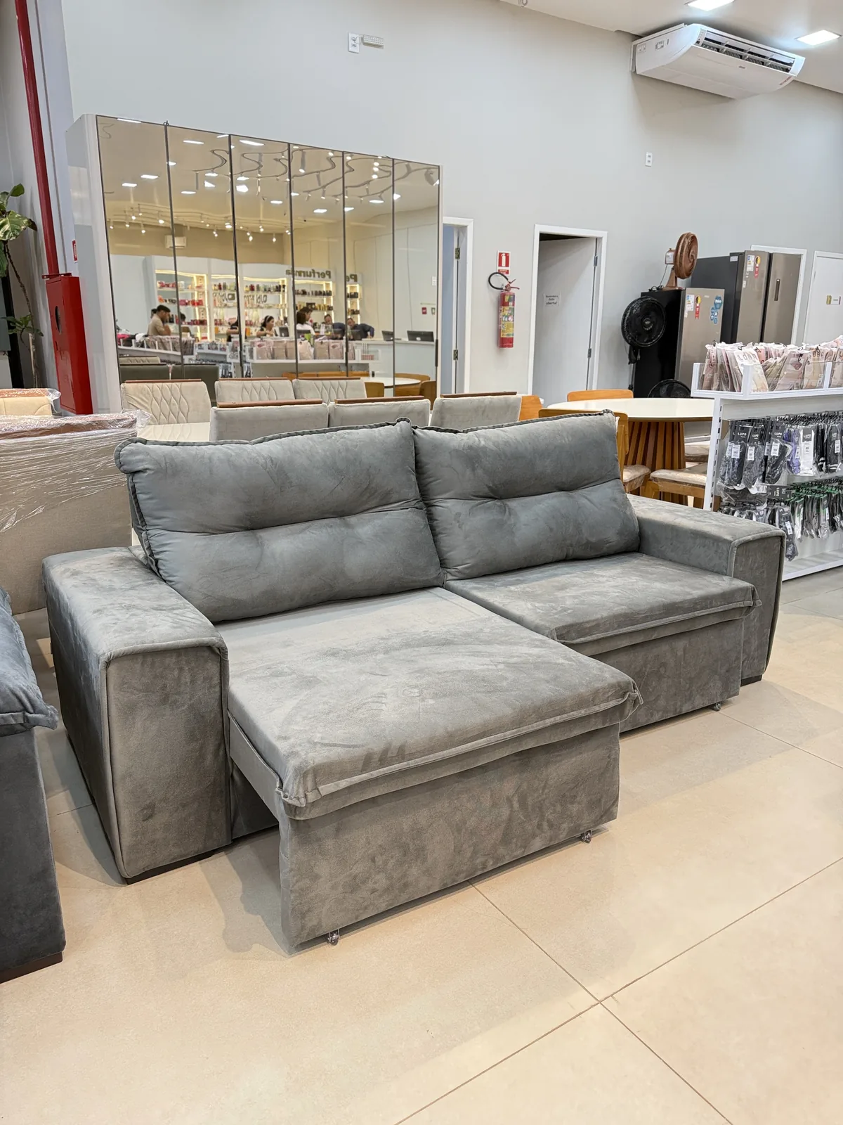 Sofá cinza com chaise exposto na Maranata