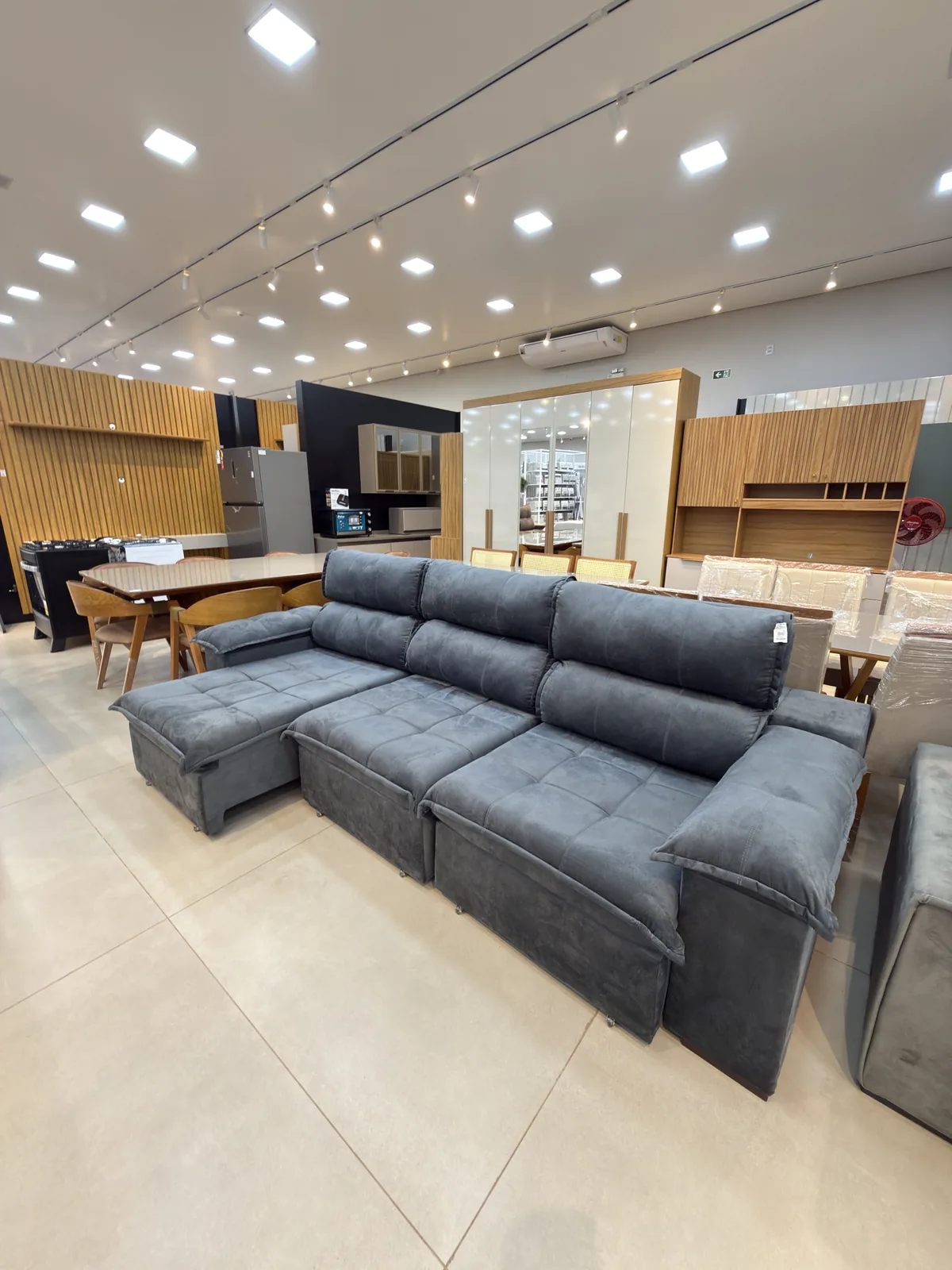 Sofá azul modular exposto na Maranata
